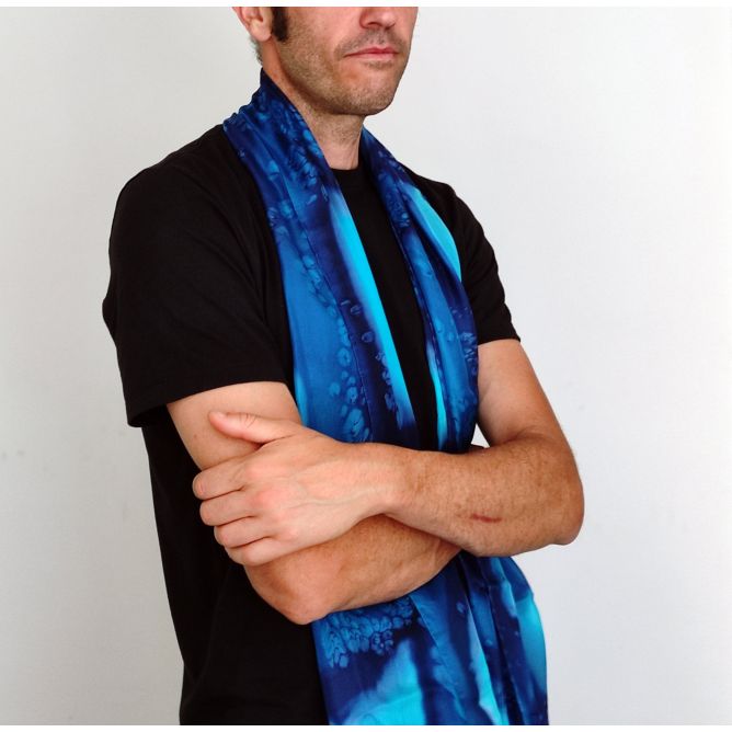 Bufanda de seda azul pintada a mano para hombre: accesorio de moda lujoso y único