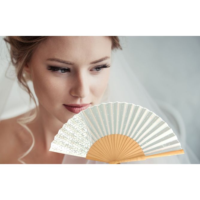 Abanico de seda floral personalizado: ideal para novias y organizadores de bodas