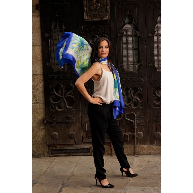 Bufanda de seda con flores, chal de satén azul pintado a mano, regalo de lujo de seda floral para ella, 36 x 72 pulgadas