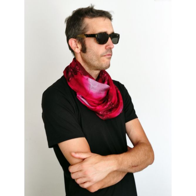 Bufanda infinita de seda pintada a mano color burdeos para hombre informal