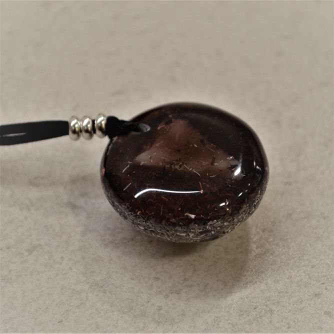 Orgonita colgante burdeos