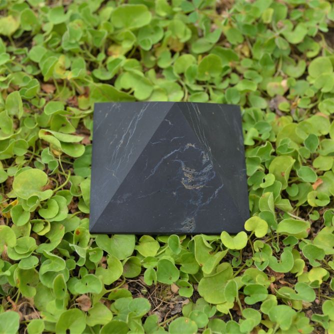 Pirámide Shungita no pulida