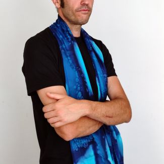 Bufanda de seda azul pintada a mano para hombre: accesorio de moda lujoso y único
