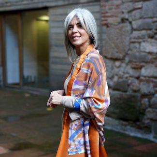 Bufanda de satén de seda natural de alta calidad de color naranja oscuro y morado pintada a mano, bufanda de seda grande para mujer, bufanda de seda artística para usar, 36 x 72 pulgadas