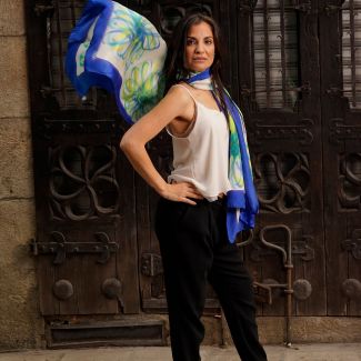 Bufanda de seda con flores, chal de satén azul pintado a mano, regalo de lujo de seda floral para ella, 36 x 72 pulgadas