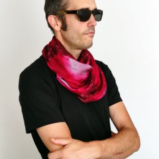 Bufanda infinita de seda pintada a mano color burdeos para hombre informal