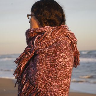 Chal de lana Merino teñido artesanalmente.