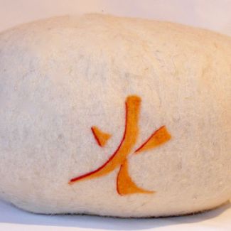 Cojín de meditación, zafu, lana de mallorca, con los elementos del feng shui