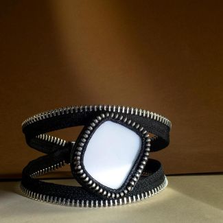 Pulsera de ceramica reciclada y cremalleras