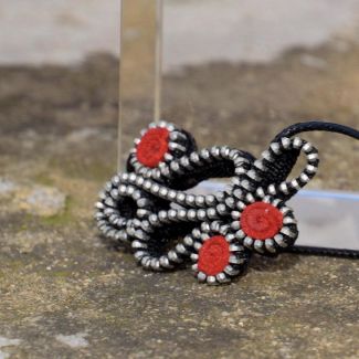 collar original rojo de cremalleras y piel