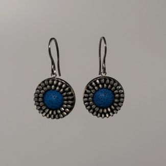 pendientes largos hechos con circulo de cremallera y lava