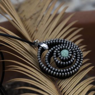 collar cremalleras y piedra volcanica,