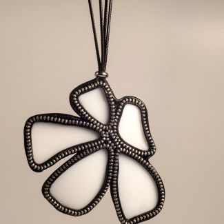 collar de ceramica reciclada con cremalleras