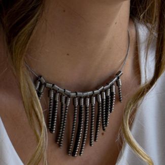 Collar de cremalleras original hecho a mano.