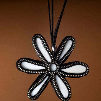 Collar de margarita de ceramica reciclada