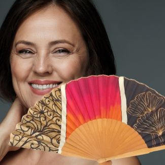 Elegante abanico de seda negro y dorado / Floral pintado a mano / Abanico plegable barroco / Regalo artesanal español único