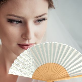 Abanico de seda floral personalizado: ideal para novias y organizadores de bodas