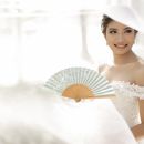 Abanico de seda blanca con diseño floral: accesorio elegante para bodas para novias