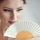 Abanico de seda floral personalizado: ideal para novias y organizadores de bodas