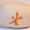 Cojín de meditación, zafu, lana de mallorca, con los elementos del feng shui