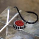 pequeño collar rojo de cremalleras y piel