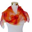 Bufanda de gasa de seda pintada a mano en tonos cálidos de rojo y dorado