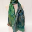 Elegante bufanda de seda verde oscuro para mujer: pañuelo grande de satén pintado a mano 6